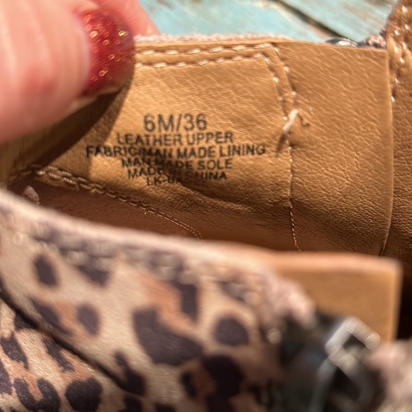 Lucky Brand Basel Leopard Printed Leather Side Zip Block Heel Ankle Booties SZ 6 - Picture 5 of 6